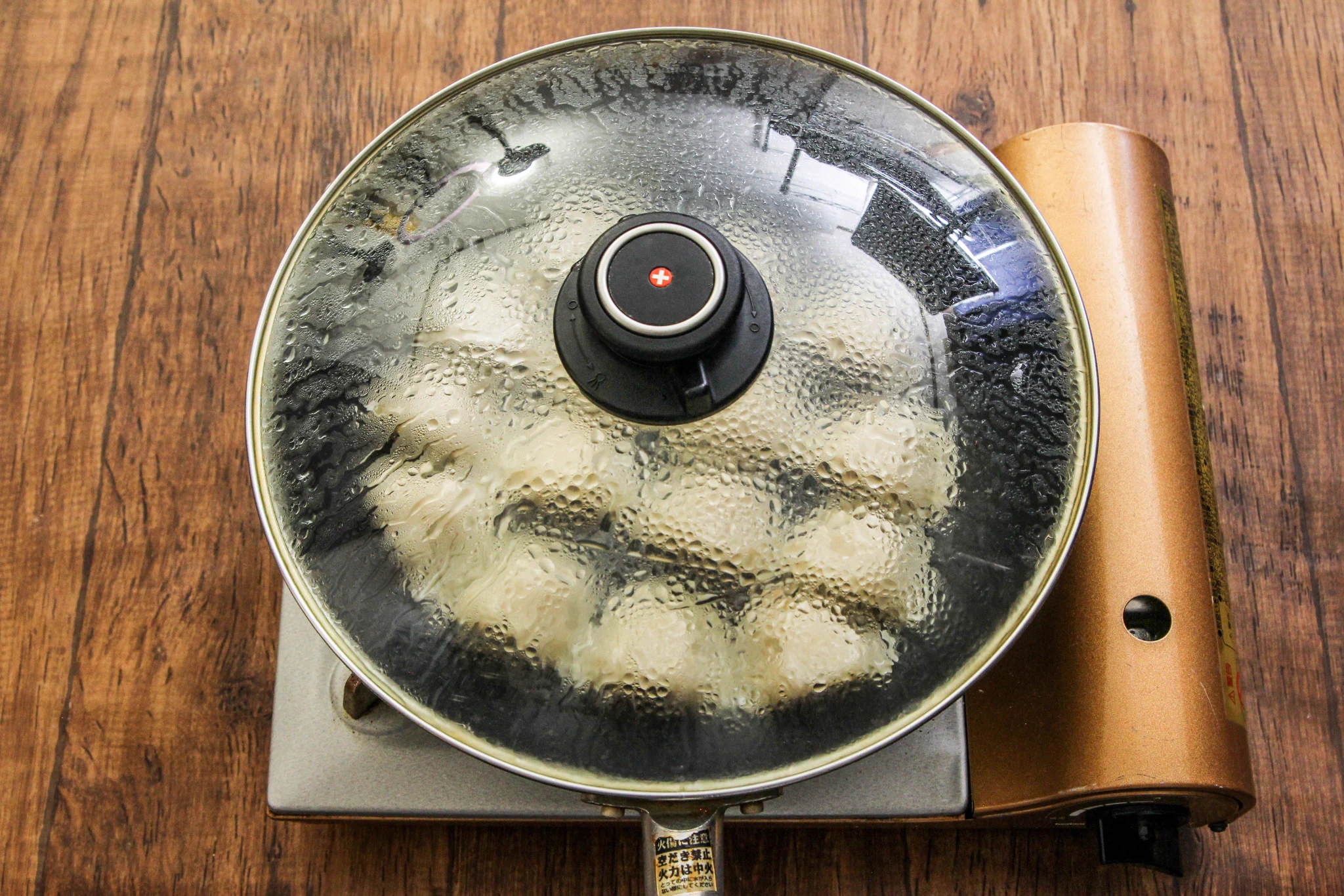 水餃子を焼いてみると、モッチモチ肉汁じゅわ〜で最高に美味！