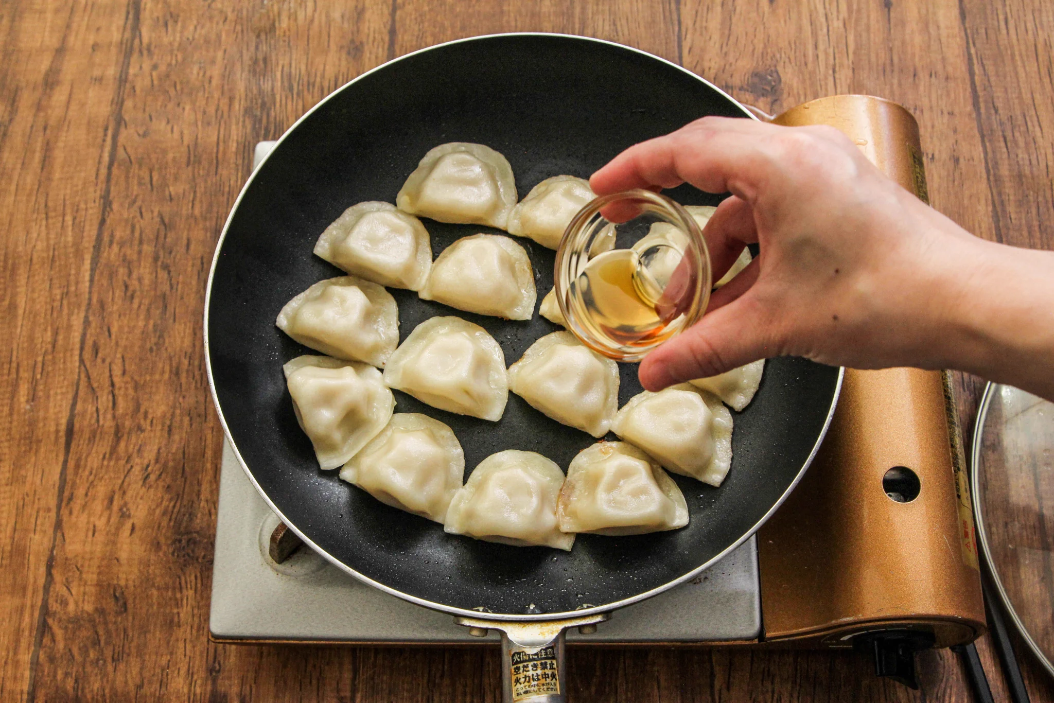 水餃子を焼いてみると、モッチモチ肉汁じゅわ〜で最高に美味！