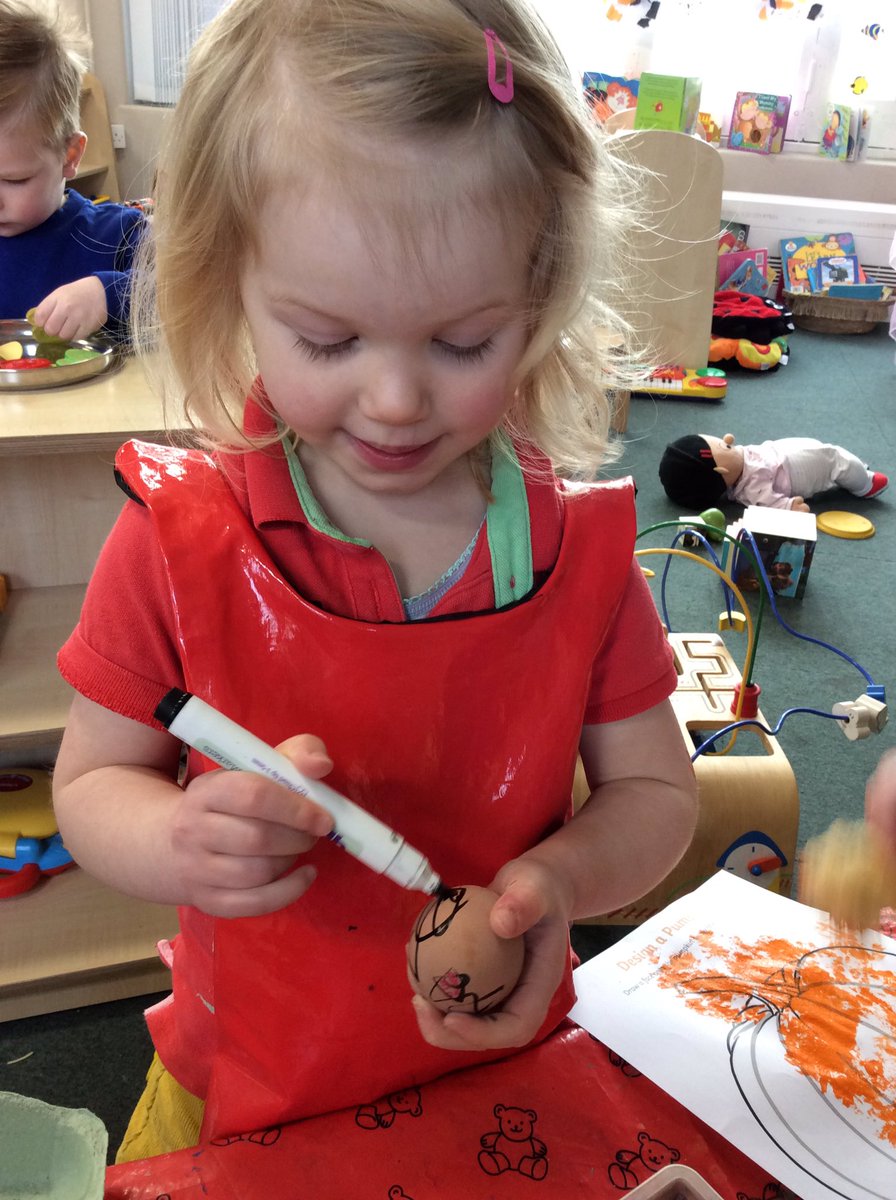 TH_Nursery1's tweet photo. Halloween activities today, creating spooky faces on our eggs! Developing our hand eye co-ordination and fine motor skills. #THLearnEY 👻 🥚 https://t.co/eKogMNz3GI