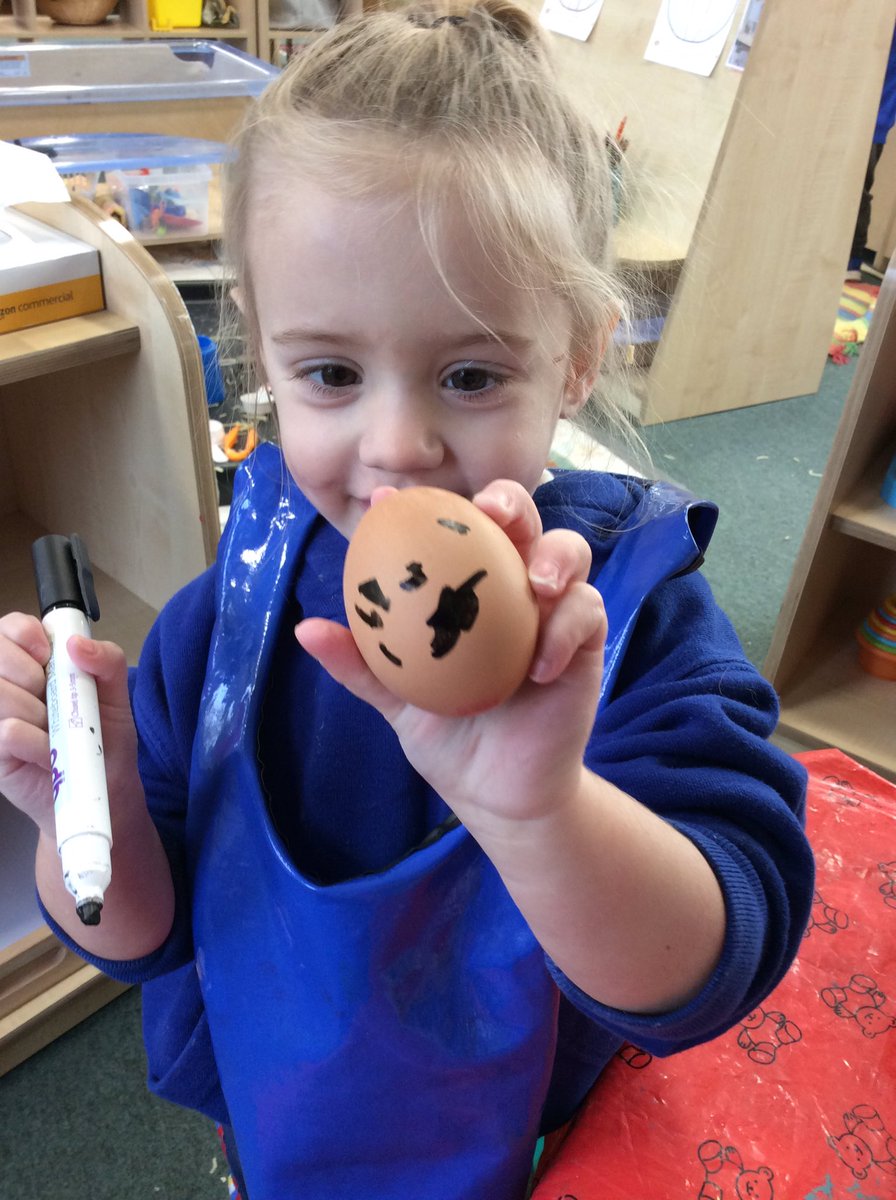 TH_Nursery1's tweet photo. Halloween activities today, creating spooky faces on our eggs! Developing our hand eye co-ordination and fine motor skills. #THLearnEY 👻 🥚 https://t.co/eKogMNz3GI