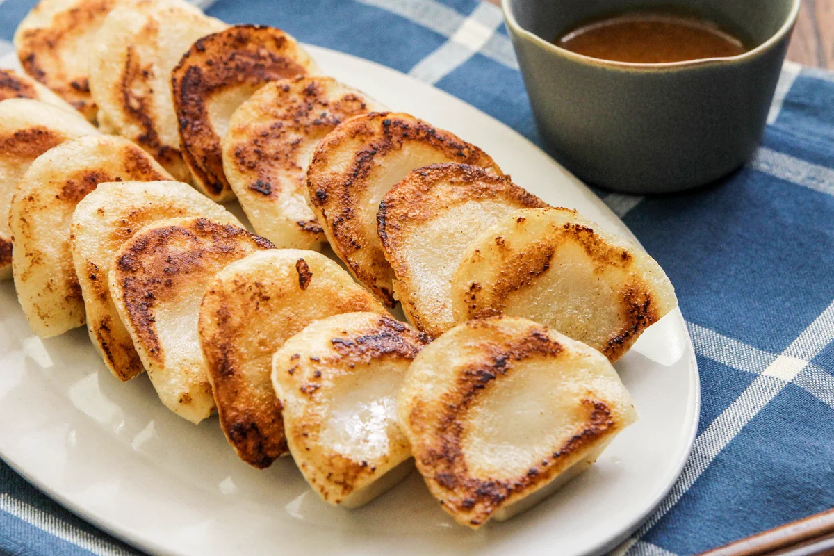 水餃子を焼いてみると、モッチモチ肉汁じゅわ〜で最高に美味！