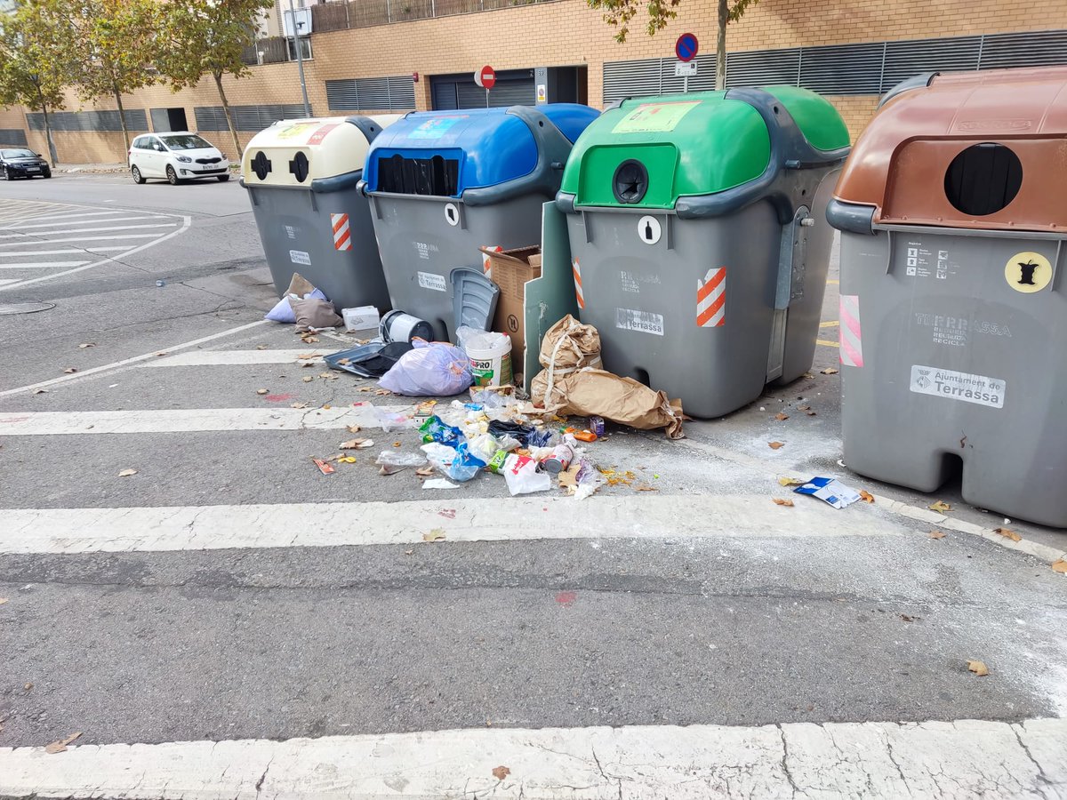 israelubeda's tweet photo. Segueix el problema al barri a #Terrassa. Avda Madrid amb Logronyo. @jordi_ballart es pot fer alguna cosa pràctica? @ajterrassa @ecoequip #terrassaneta? Els impresentables de sempre!!!! treuen les bosses, remenen les escombraries y les deixen fora. Poseu vigilant o multeu, no? https://t.co/fFHvQxfbMV