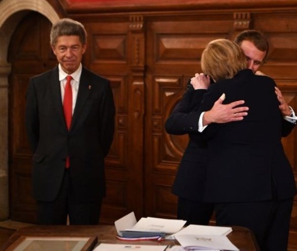 alter_elch's tweet photo. ...wenn Du erfährst das Deine Frau einen Jüngeren liebt. #MacronMerkel https://t.co/yN94buuh6c