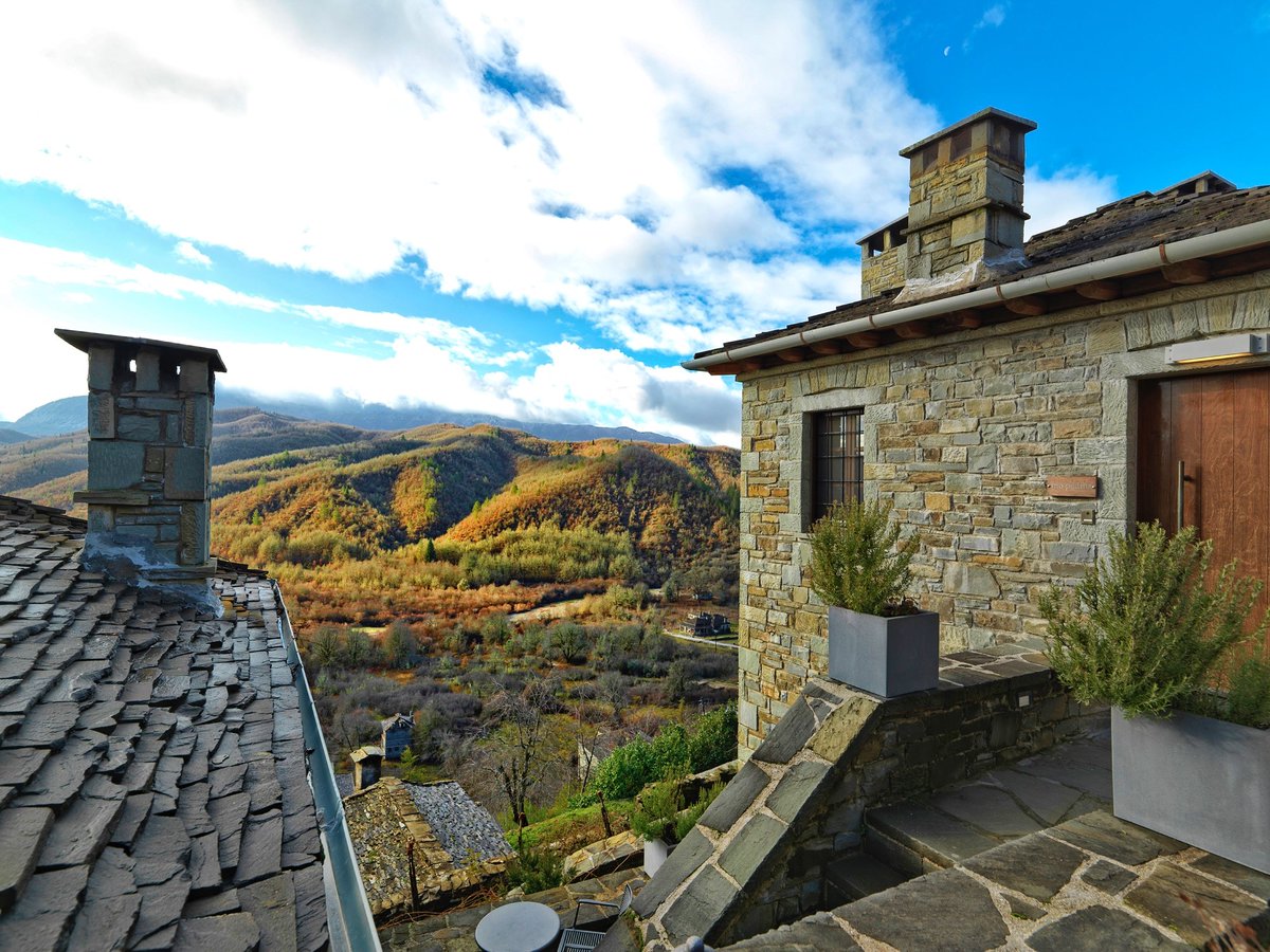 AriaHotelsGR's tweet photo. There is no better place to be closer to autumn nature than Kipi Suites in Zagori! https://t.co/eoZXqJ6z8Y
.
.
#ariahotels #kipisuites #zagori #greece #visitgreece #autumn #nature https://t.co/tJxZHVdbr3