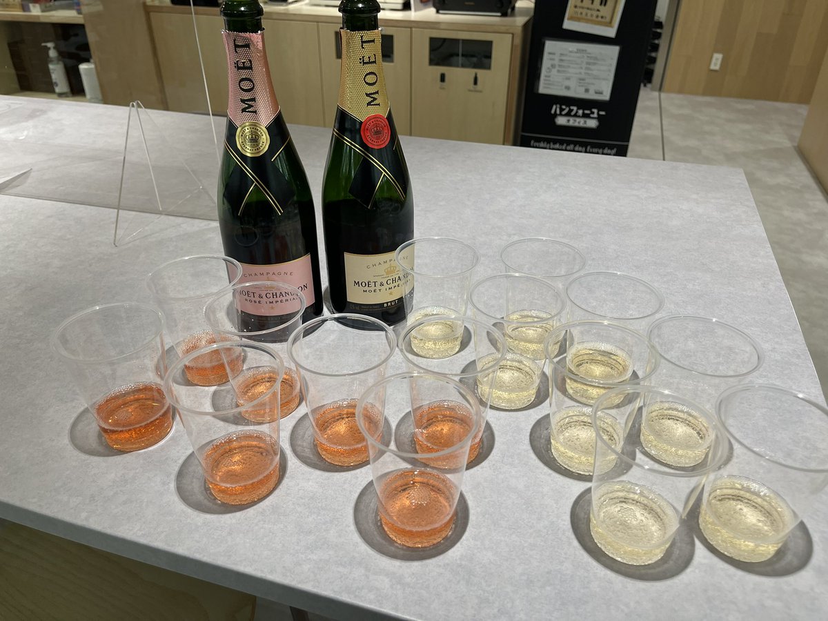 rakko_ch's tweet photo. チームメンバーにめでたいことがあって会社でシャンパン開けたっこ🍾
一緒に祝えるって幸せっこ😊 https://t.co/NnmFRMDo5k