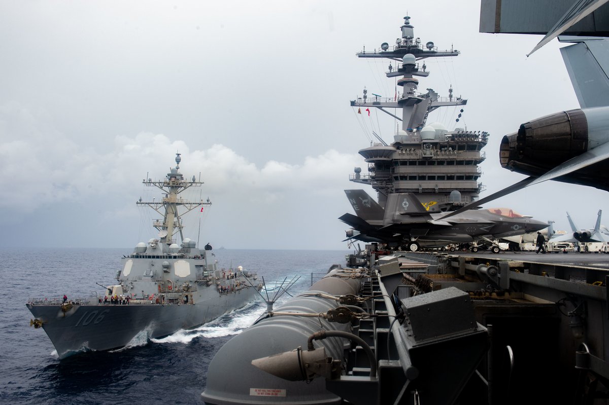 Sharing fuel.
@USNavy ship #USSCarlVinson conducts a fueling-at-sea with #USSStockdale.