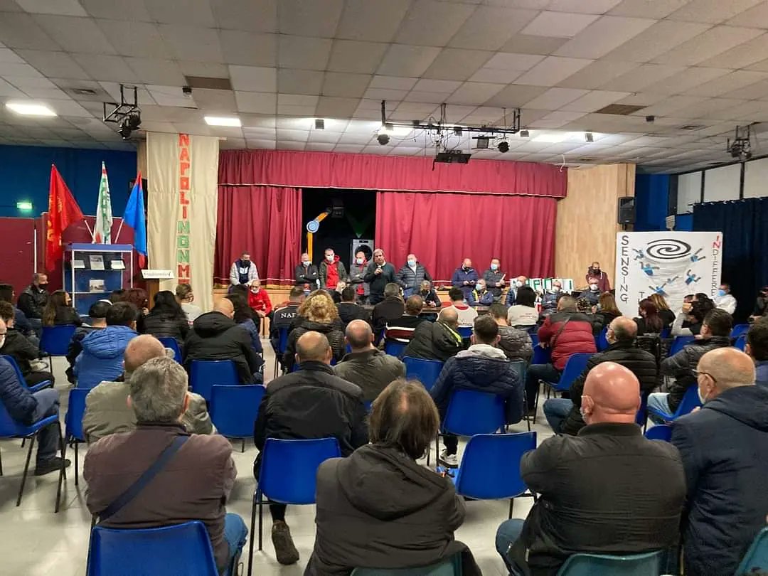 Cgil_Napoli's tweet photo. 🔴⚙️ #WHIRLPOOL È in corso l’assemblea delle lavoratrici e dei lavoratori di Napoli che deciderà le prossime iniziative di lotta dopo l’invio delle prime lettere di licenziamento da parte della multinazionale americana e la sentenza del Tribunale di Napoli.

#NapoliNonMolla https://t.co/ubuL07NyGX