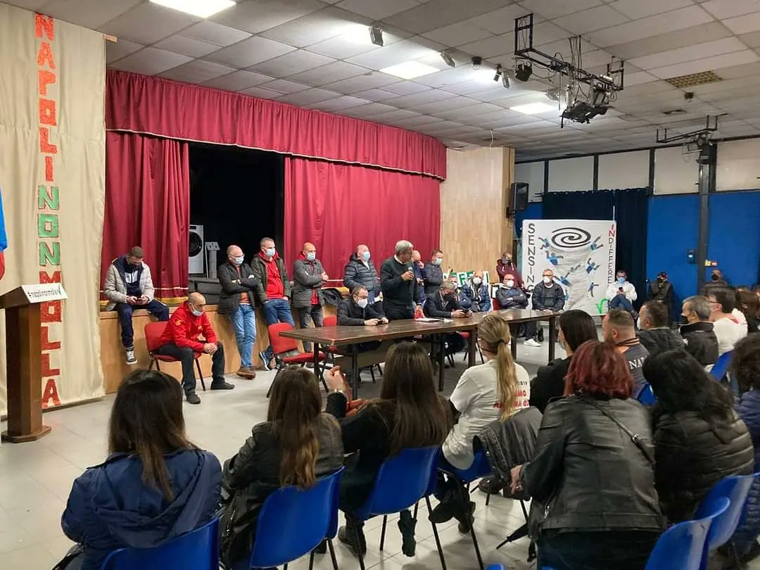 Cgil_Napoli's tweet photo. 🔴⚙️ #WHIRLPOOL È in corso l’assemblea delle lavoratrici e dei lavoratori di Napoli che deciderà le prossime iniziative di lotta dopo l’invio delle prime lettere di licenziamento da parte della multinazionale americana e la sentenza del Tribunale di Napoli.

#NapoliNonMolla https://t.co/ubuL07NyGX