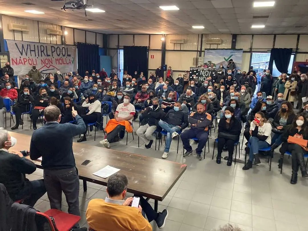Cgil_Napoli's tweet photo. 🔴⚙️ #WHIRLPOOL È in corso l’assemblea delle lavoratrici e dei lavoratori di Napoli che deciderà le prossime iniziative di lotta dopo l’invio delle prime lettere di licenziamento da parte della multinazionale americana e la sentenza del Tribunale di Napoli.

#NapoliNonMolla https://t.co/ubuL07NyGX