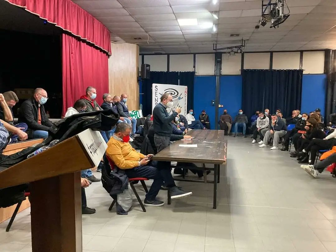 🔴⚙️ #WHIRLPOOL È in corso l’assemblea delle lavoratrici e dei lavoratori di Napoli che deciderà le prossime iniziative di lotta dopo l’invio delle prime lettere di licenziamento da parte della multinazionale americana e la sentenza del Tribunale di Napoli.

#NapoliNonMolla