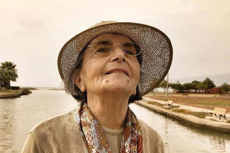 “Bölüşmek saklamaktan güzeldir, sevişmek kavgadan.”

Toplumcu şair #GültenAkın’ı aramızdan ayrılışının 6. yılında saygı ve özlemle anıyoruz.