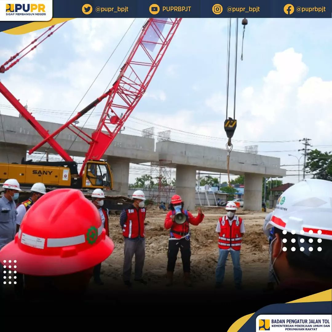 pu_bpjt's tweet photo. Proses Erection Girder (instalasi balok jembatan) yang memiliki berat 80 ton dengan panjang 30 meter ini dilaksanakan pada bentang antara 2 (dua) pilar jembatan (Pier), setelah sebelumnya dilakukan pekerjaan stressing girder (balok jembatan) selama sepekan terakhir. https://t.co/3OVJl2WZgh