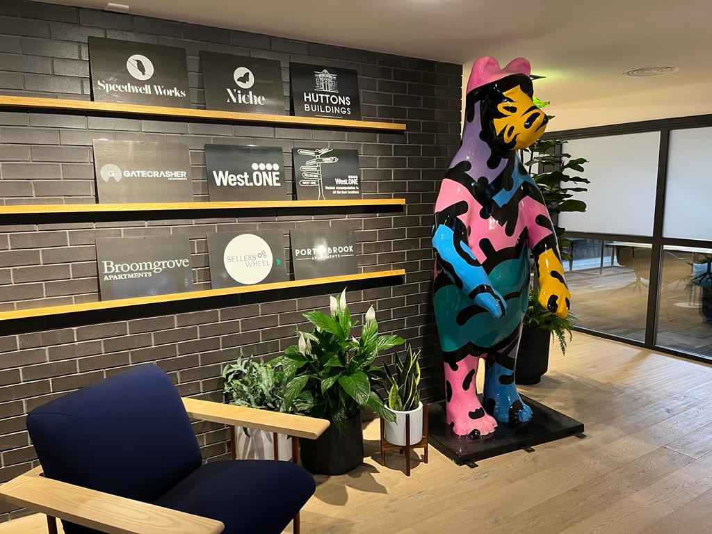 WestONEspace's tweet photo. We have some BEARILLIANT news to share…! 🐻
Our bear Quasar One from the @BearsofSheff has found a new home… however we are excited to share our newest pawsome member of the West One family! 🐾
Meet 'Colours by Charlie 2' by the talented @Marcus_Method 🙌
#BearsofSheffield https://t.co/z1fWBD2idA