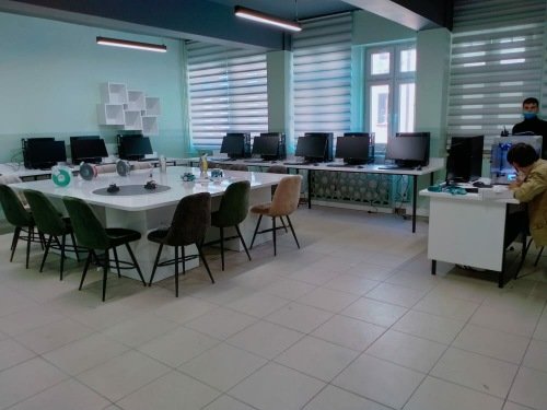 kilicarslanimkb's tweet photo. K-TEK Döner Sermaye İşletmesi tarafından kurulmuştur.

Modern tasarımı ve üstün teknolojik donanım ve alt yapısı ile göz dolduran Bilişim ve Robotik Laboratuvari öğrenci ve velilerimizin ilgi odağı olmuştur.
@MeslegimHayatim
#ktek #robotik #bilisim  #mesleğimhayatım #mesleklisesi https://t.co/IEbqxhjt2I