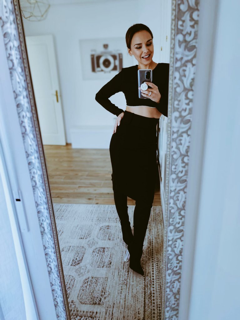 Chenoa's tweet photo. Pues me voy con mi @carlosbaute a contar #ElChisme. Encuentro con los medios.
Top de #brillybox me encanta 💖 
Besotes Aldea preciosa. Mañana nos vemos en @TuCaraMSuena https://t.co/U5TW2d1o2C