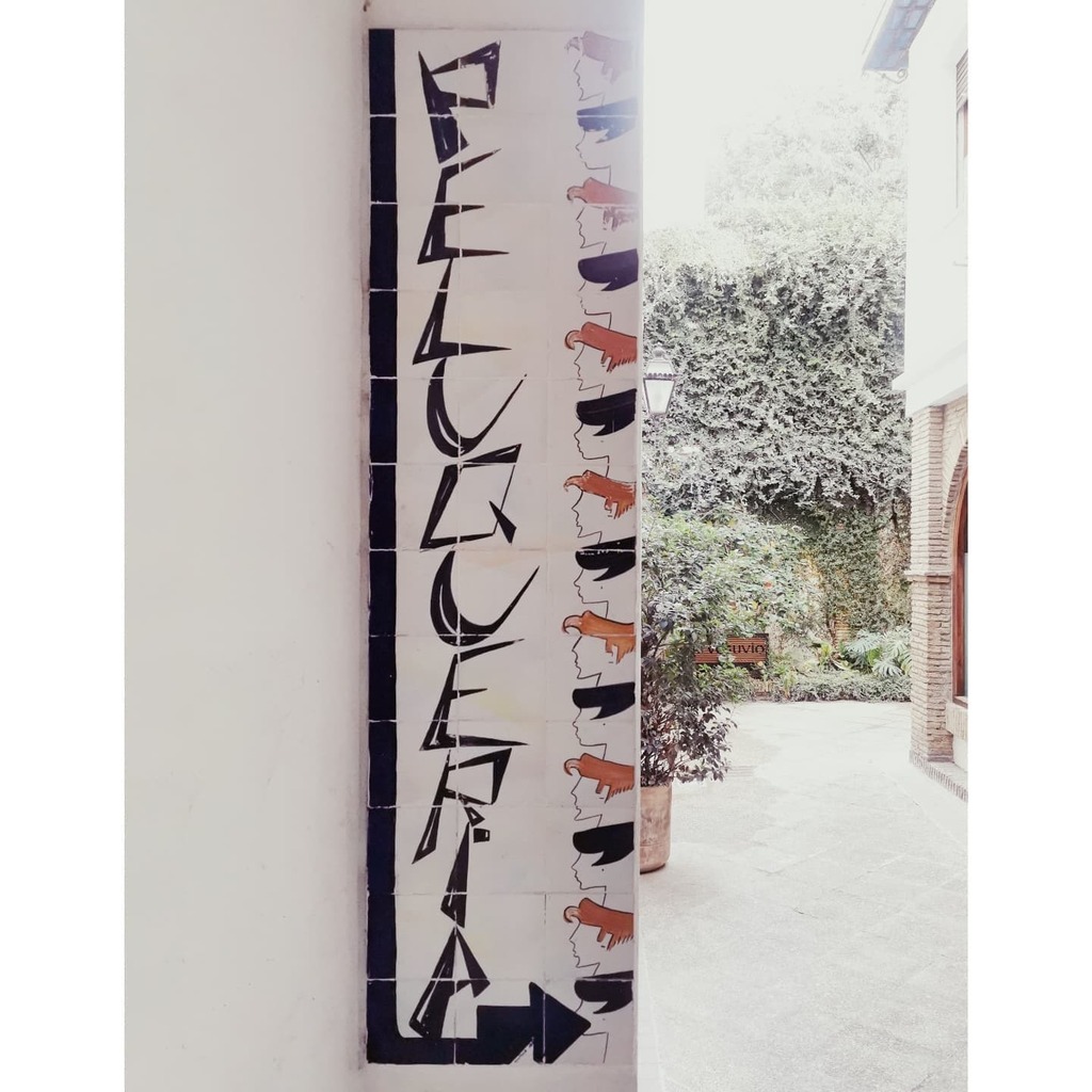 Retreros_tuit's tweet photo. Peluquería, pasaje de las delicias
Cerámica publicitaria a cargo de Antonia Jaén, con un estilo marcadamente ochentero de letras angulosas que nos recuerda a Jem and the Holograms
#sevilla #patrimoniografico #80s #graficacomercial #comerciolocal #rotul… https://t.co/4FlFaJUrAM https://t.co/zTVjsjLPMU