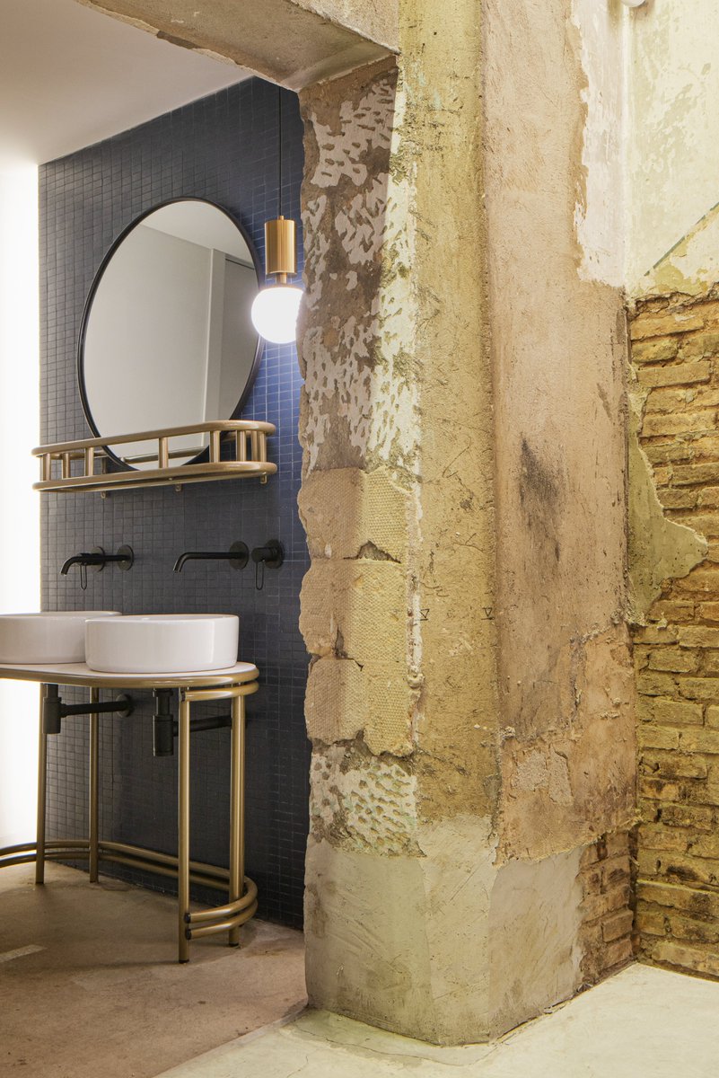 HISBALITmosaico's tweet photo. TRÍOS DE #COLOR PARA EL #BAÑO : 💛 ORO + 💙AZUL + 🤍BLANCO ROTO | #Restaurante #Altaulell proyectado por #VirutaLab
💙 Pared del baño revestida con #mosaico #Hisbalit en formato rectangular | #DoppelHisbalit 573
📸 : #DavidZarzoso
#BañosBonitos #bath #BañosModernos #mosaic https://t.co/t6WfW3L5dC