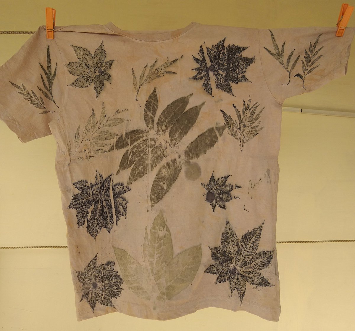 EcoFabBharat's tweet photo. #ecoprint and #natural dyed t Shirt by #ecofab
#ecofashion #ecoclothing #ecoprinting #ecoproduct #tshirt #ecofriendly #IndianEcoPrinting https://t.co/N02tk0HD05