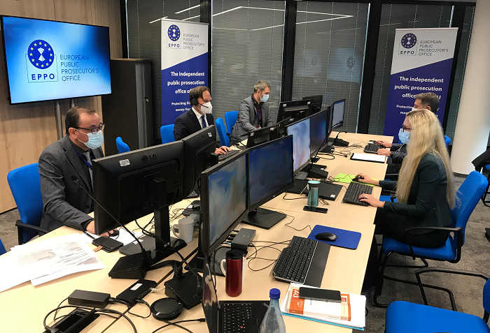 EUProsecutor's tweet photo. 4 arrests + seizures worth €23 million in cross-border (🇩🇪 🇨🇿 🇸🇰 🇷🇴) #EPPO investigation into tax evasion &amp; forming a criminal organisation. More details: https://t.co/2AuWduoaf1 https://t.co/hXr768rWze