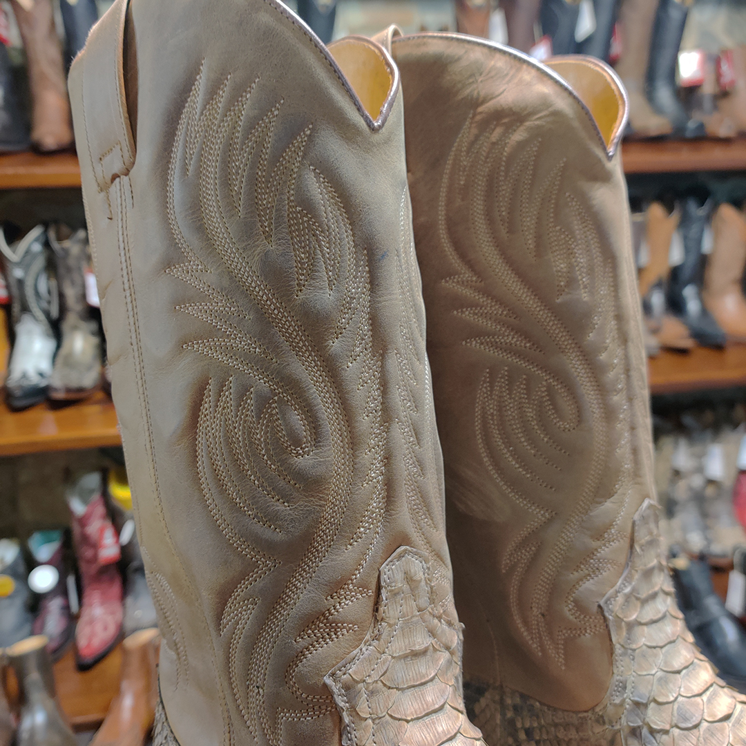CorbetosBoots's tweet photo. Siente el placer de llevar unas auténticas #botasSendra hechas con auténtica #pieldepitón 😍 ¡No solo son bonitas sino también muy cómodas! ✌️ Descúbrelas en Corbeto's Boots o en nuestra tienda online https://t.co/MIzECCdOqj 👈 https://t.co/mgcIWTwzld
