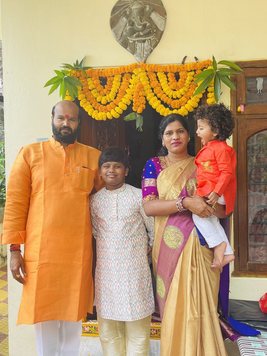 sama_swapna's tweet photo. On the occasion of Diwali 🪔 we are wearing handloom to support weaver .. 
Wishing u all a very happy Diwali. May this festival of light bring joy and happiness to all. 
#HappyDiwali 
#SupportHandLoomWeavers

@KTRTRS 
@TelanganaCMO 
@trspartyonline https://t.co/p6isGi5qpQ