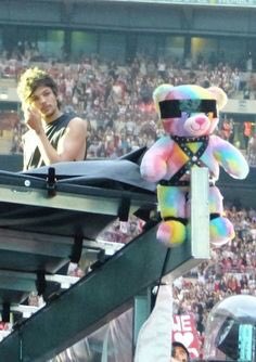 cglgli's tweet photo. LT: "I don’t know if it was some member of the crew or whatever. Honestly, I don’t think I’ve ever even seen it in the flesh.” 

I KNOW that a bear means NOTHING, the problem is lies. 
#OneDirection #RainbowBears #1D 
#HarryStyles #HSLOTMilwaukee https://t.co/K2Frvi9cSH
