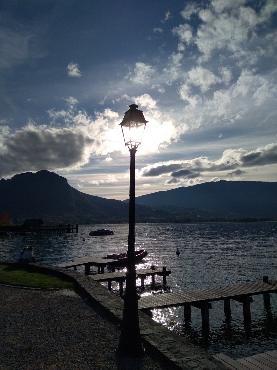 EOkhotnikoff's tweet photo. Un morceau de soleil, 
Emprisonné dans un lampadaire, 
Tendrement nous éclaire,
Avant de sombrer dans son sommeil. 

#poetry #sunset #LAC #soleil #poesie #lampadaire https://t.co/cmMzZvlECB