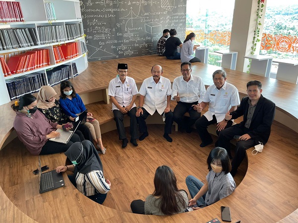 unibabpn's tweet photo. Rektor Universitas Balikpapan Dr.IZ, wakil rektor, dan kepala perpustakaan menerima kunjungan Ketua Umum Yayasan Dharma Wirawan PEPABRI Mayjen TNI (Purn) Drs.Sulaiman AB,SH,MH.

Balikpapan, 02 November 2021 https://t.co/mITY1d4VNV