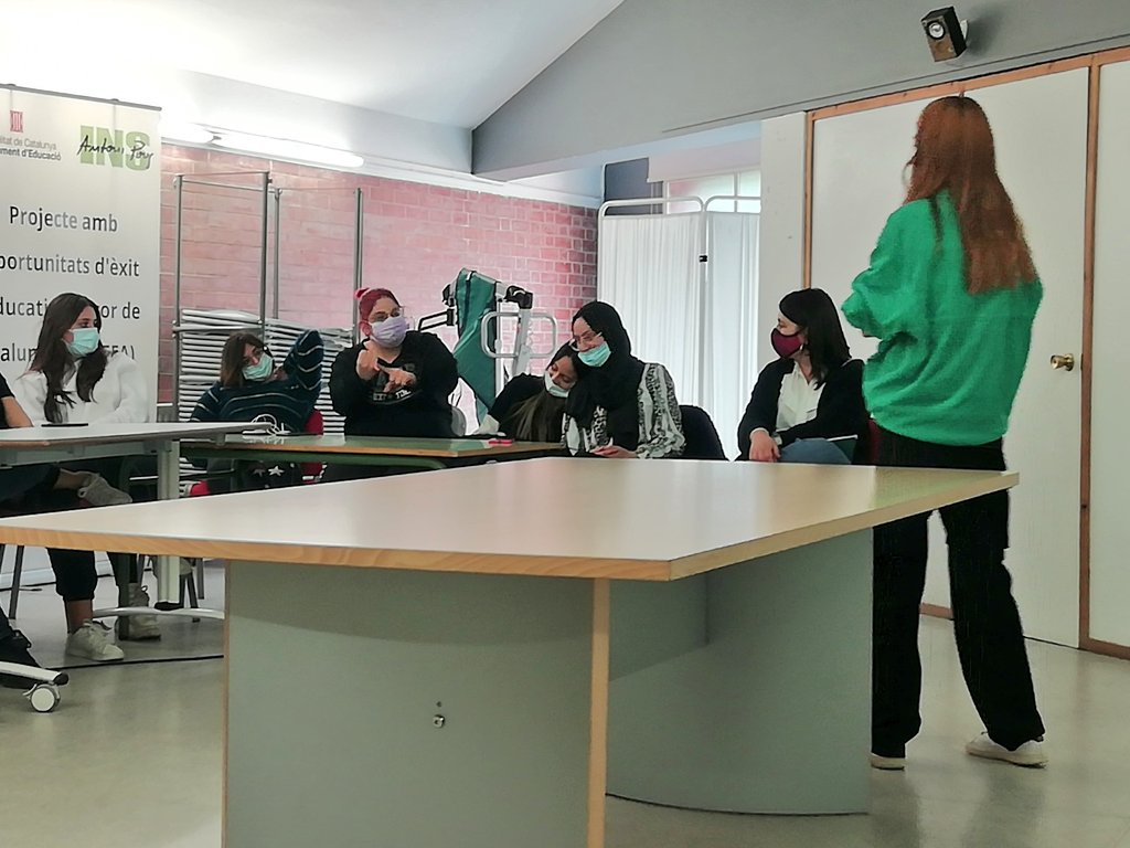 FinaldeVida_VCC's tweet photo. La setmana passada la @miriaamrosa va conduir un taller sobre la #mort i el #finaldelavida a @INSAntoniPous de #Manlleu amb alumnes del #CGFM #APSD (Atenció a Persones en Situació de Dependència). Aquí podeu veure algunes fotos de la sessió. Moltíssimes gràcies! #OsonaCuidadora https://t.co/A4OBnRaelo