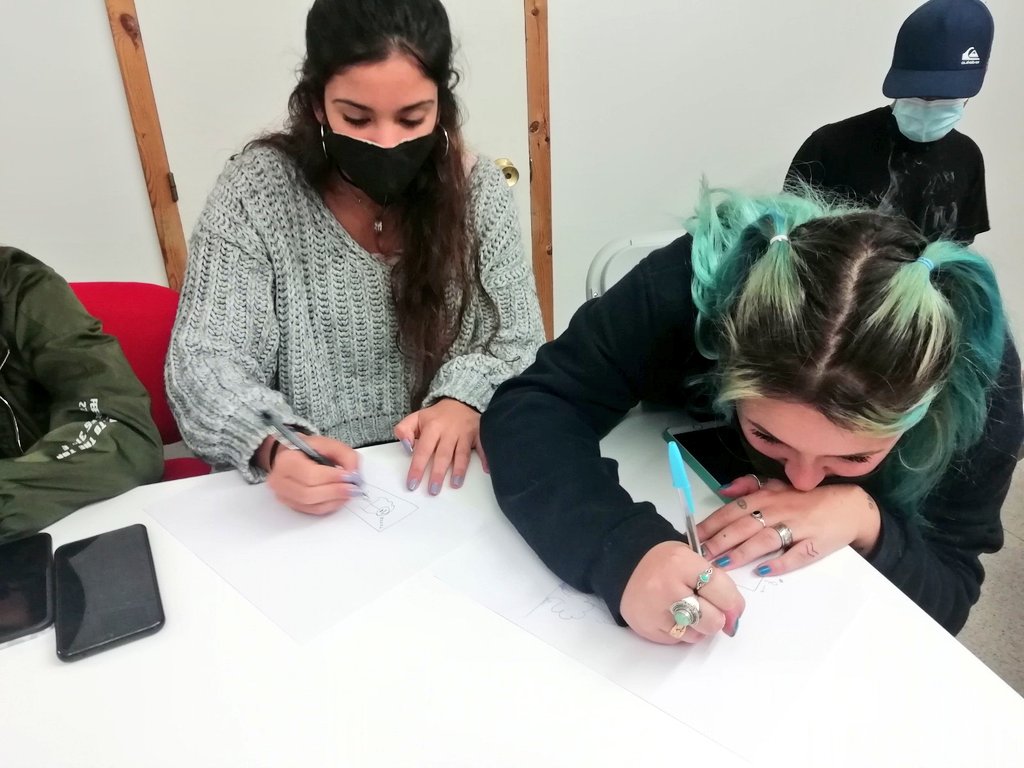 FinaldeVida_VCC's tweet photo. La setmana passada la @miriaamrosa va conduir un taller sobre la #mort i el #finaldelavida a @INSAntoniPous de #Manlleu amb alumnes del #CGFM #APSD (Atenció a Persones en Situació de Dependència). Aquí podeu veure algunes fotos de la sessió. Moltíssimes gràcies! #OsonaCuidadora https://t.co/A4OBnRaelo