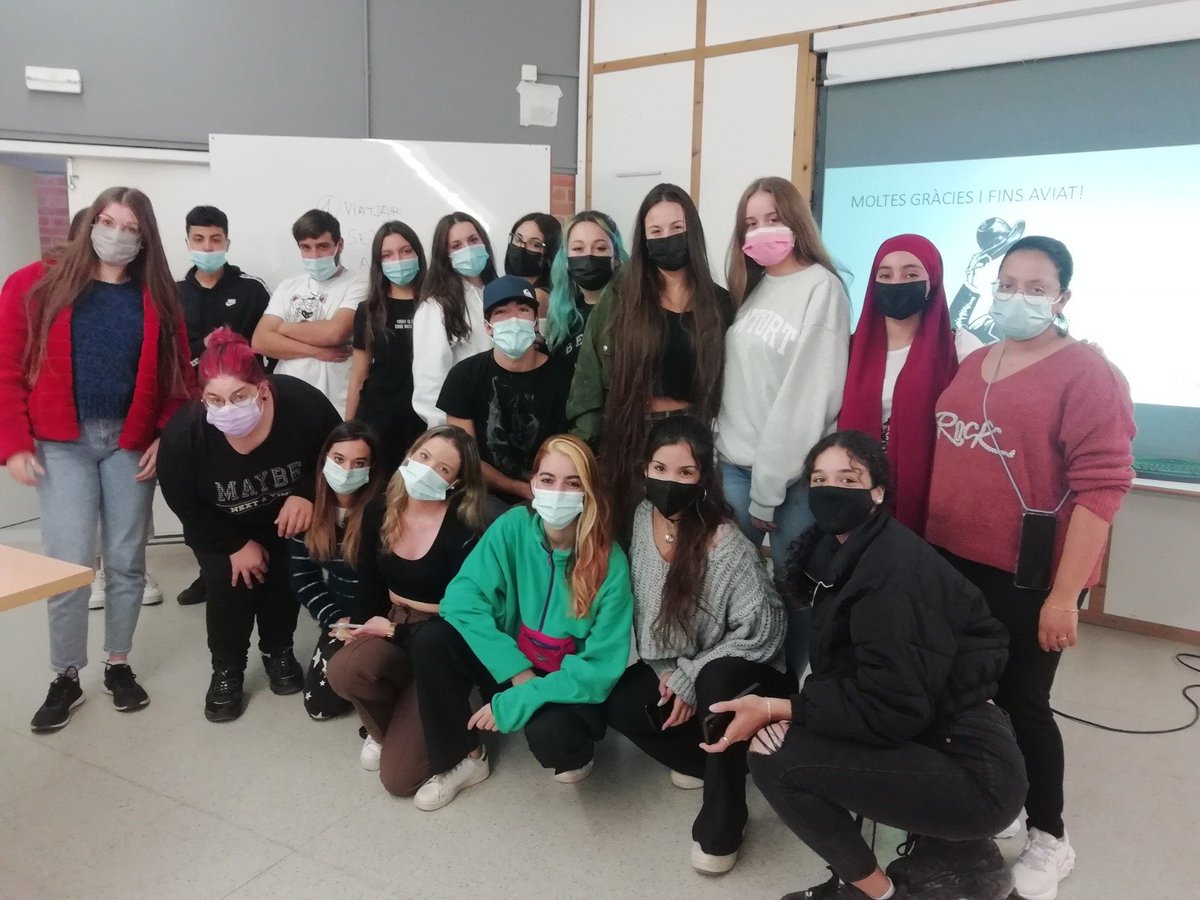 FinaldeVida_VCC's tweet photo. La setmana passada la @miriaamrosa va conduir un taller sobre la #mort i el #finaldelavida a @INSAntoniPous de #Manlleu amb alumnes del #CGFM #APSD (Atenció a Persones en Situació de Dependència). Aquí podeu veure algunes fotos de la sessió. Moltíssimes gràcies! #OsonaCuidadora https://t.co/A4OBnRaelo