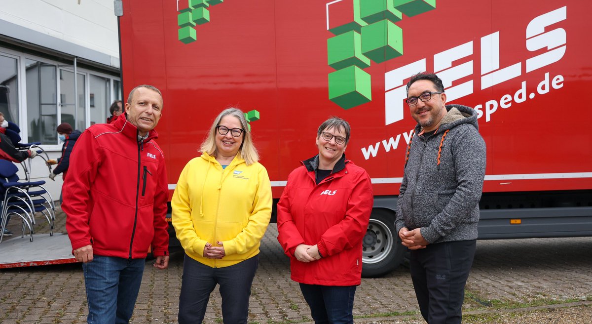 CYounosi's tweet photo. Möbel für #Ahrtal
Kolleg:innen, unser Partner Fels, ein bisschen auch ich😉, haben einen LKW voll Möbel aus unserem @SAP Bestand nach Ahrweiler transportiert, damit die Jugendherberge wieder betrieben werden kann. 

Auch dann für Menschen da sein, wenn die Kameras abgebaut sind! https://t.co/tHjIYyYZdS