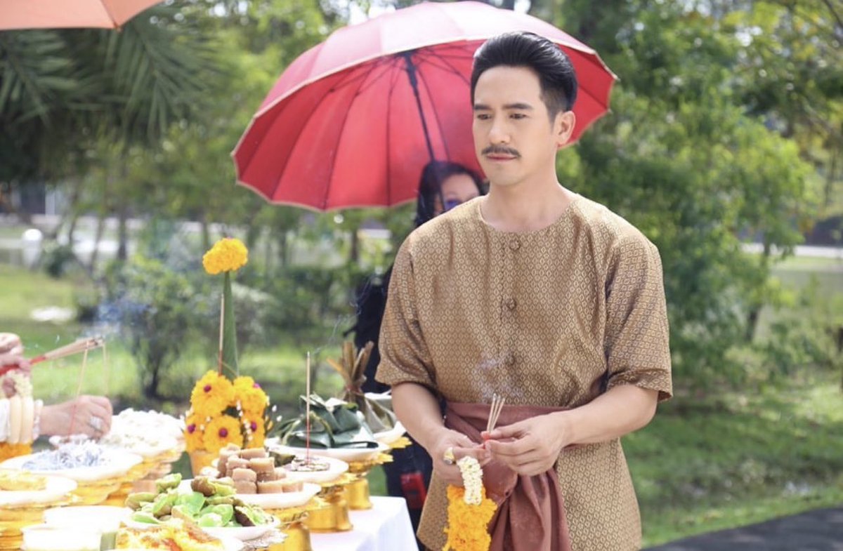 MimiPPPope1's tweet photo. เป็นคนที่พอใส่ชุดไทยแล้วแบบบ เราเห็นภาพแบล็คกราวกรุงศรีอยุธยาซ้อนอยู่ข้างหลังทันที ดูขลังมลัง���ะเลือง #พี่โป๊ปเปิดกล้องพรหมลิขิต https://t.co/PIKVcDGQat