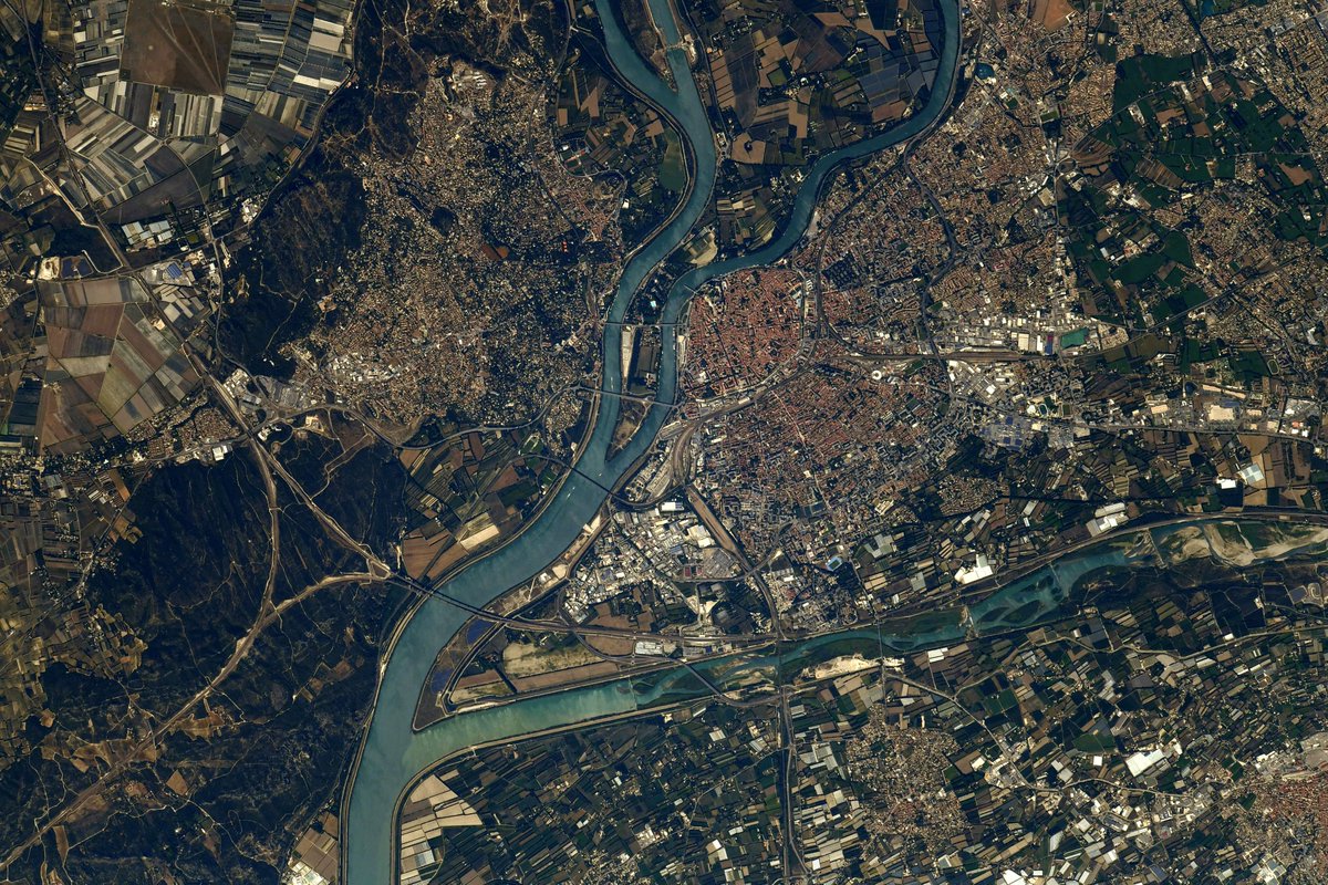 Thom_astro's tweet photo. #UnJourUneVille🇫🇷  Avignon, célèbre pour son pont et son festival. D'ici on croirait voir un œil géant dessiné par le centre historique de la ville. #MissionAlpha https://t.co/nHu1hGQdvp https://t.co/E0tpb0uVF2