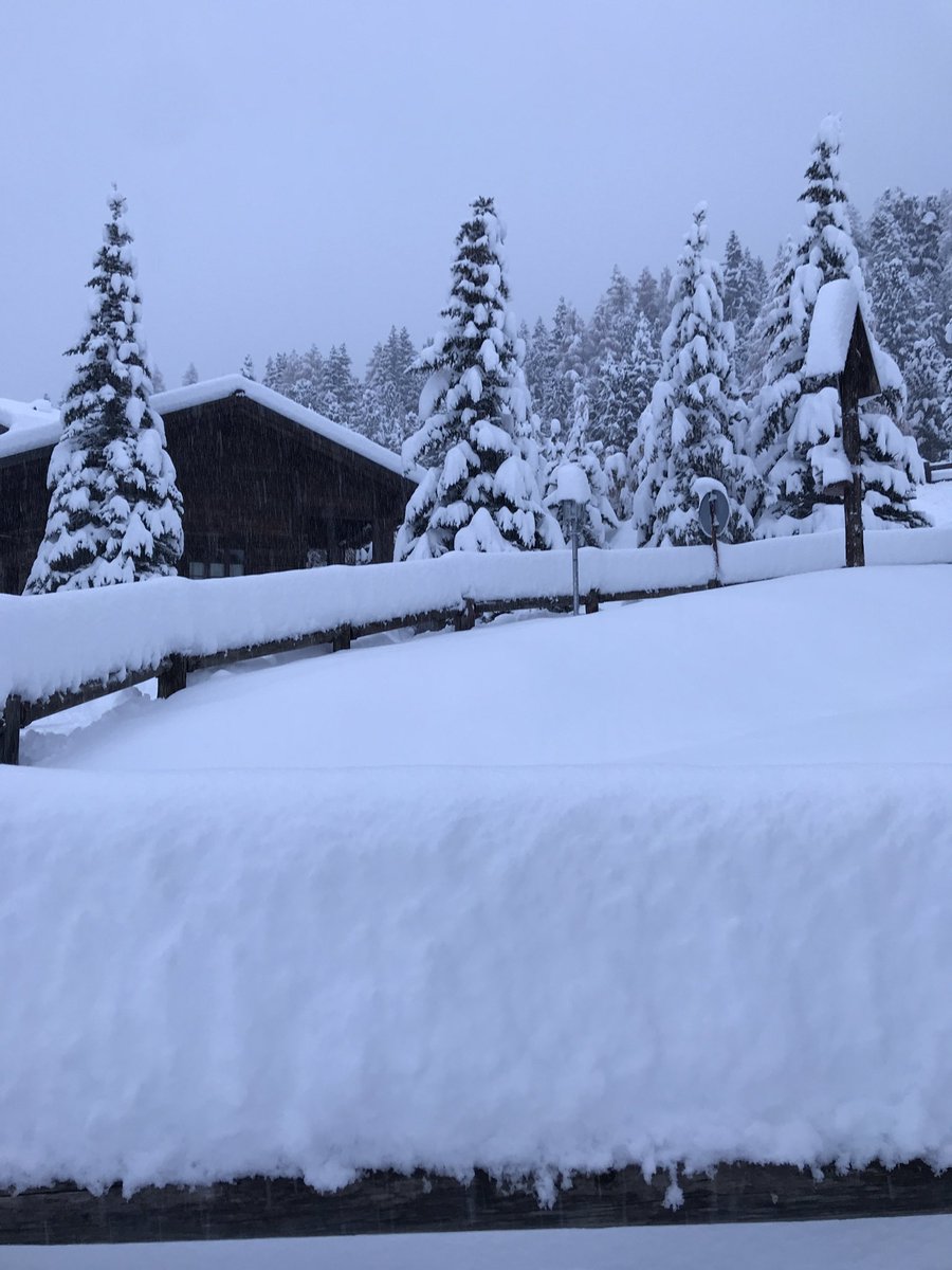 TuttoLivigno's tweet photo. Buongiorno da #livigno 😂👋👍
Stanotte tanta tanta…
#tuttolivigno #neve #snow #snowing #ski #beautifulsnow https://t.co/VDv2JdVvwQ