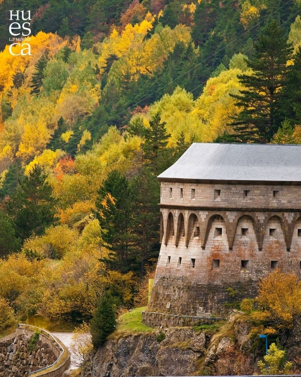 La Torreta de Fusilería del siglo XIX en #Canfranc, es todo un espectáculo de color que no debes perderte en esta mágica ✨ época del año 😍🍁

#HuescalaMagia #TurismoResponsable