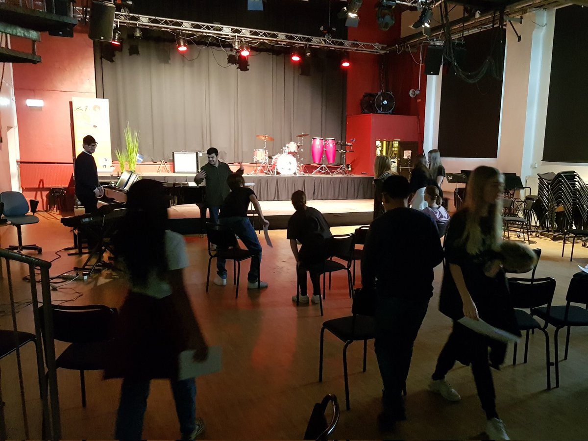 himlalena's tweet photo. Höstlovskursen Musikal är mer än fullbokad! Ett härligt gäng som blir spännande att följa under året som ligger framför, och ett samverkansprojekt mellan Musikskolan och Sagateatern, med stöd Kulturrådet.
#lkf #lidingömusikskola #sagateatern https://t.co/dAzPQEBb8L