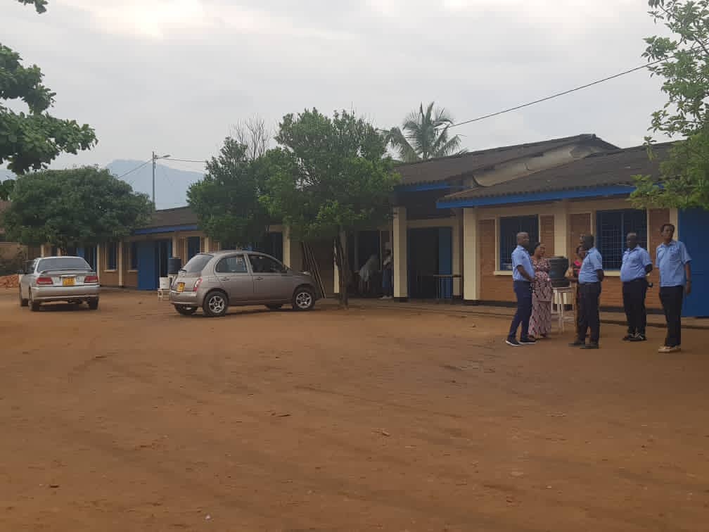 ZCibitoke's tweet photo. Visite du Chef de zone #cibitoke, Mme Nininahazwe, à l'école fondamentale de Cibitoke l ce mercredi 3.10.2021 pour s'enquérir de la situation réelle des activités scolaires et de la réhabilitation des infrastructures scolaires par les efforts des natifs de cette zone. https://t.co/UqPsYQS2I7