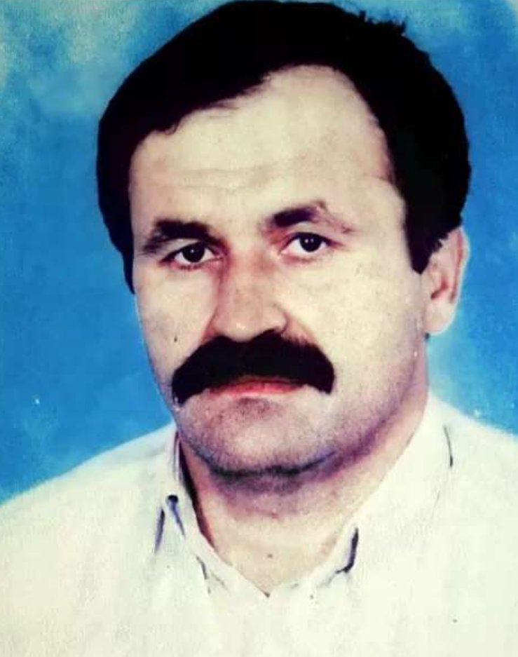 "Als er jung war, schrieb er Liebesgedichte". Enver Şimşek wurde am 4.12.1961 in der Türkei geboren. Aufgewachsen ist er in dem kleinen Dorf Salur in der Provinz Isparta. 1978 heiratete er Adile. Sie bekämen zwei Kinder. Als Gastarbeiter kam er nach Deutschland.