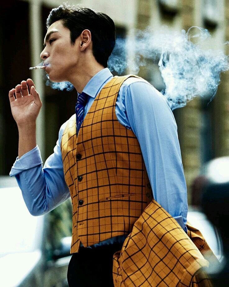 Cuma Thomas Shelby, Sanji, dan T.O.P Bigbang yang keren dalam pose merokok. Happy Birthday, Choi Seung Hyun!!! 