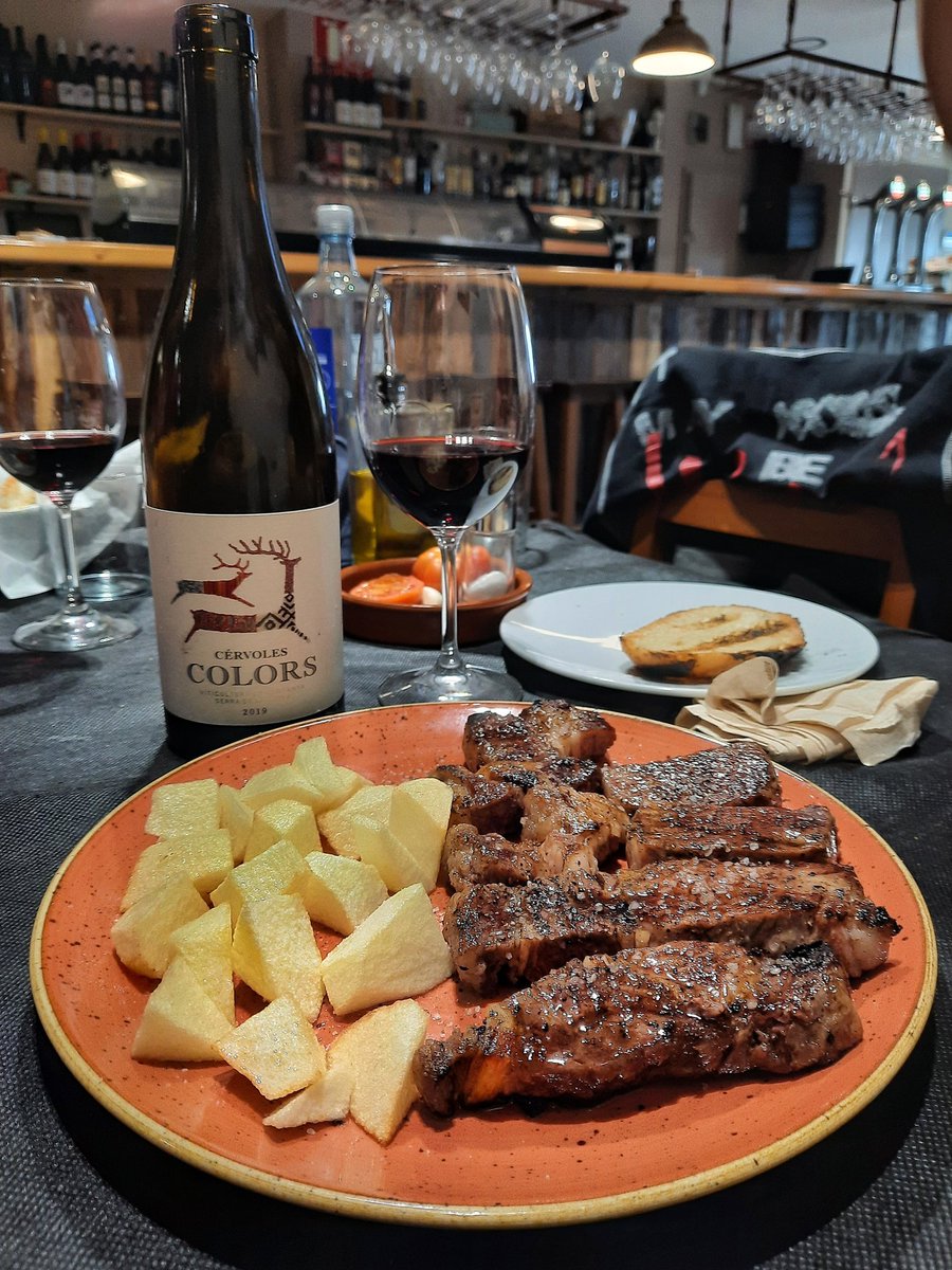 LluisAgea's tweet photo. L'entrecot del restaurant D'Tapes de #Tàrrega ho peta ben fort. Boníssim! A més, un vi de #docostersdelsegre l'acompanya. #whatelse #restaurantsdecatalunya #parlantdemúsica #bonmenjar https://t.co/Zkmvqxs2mr