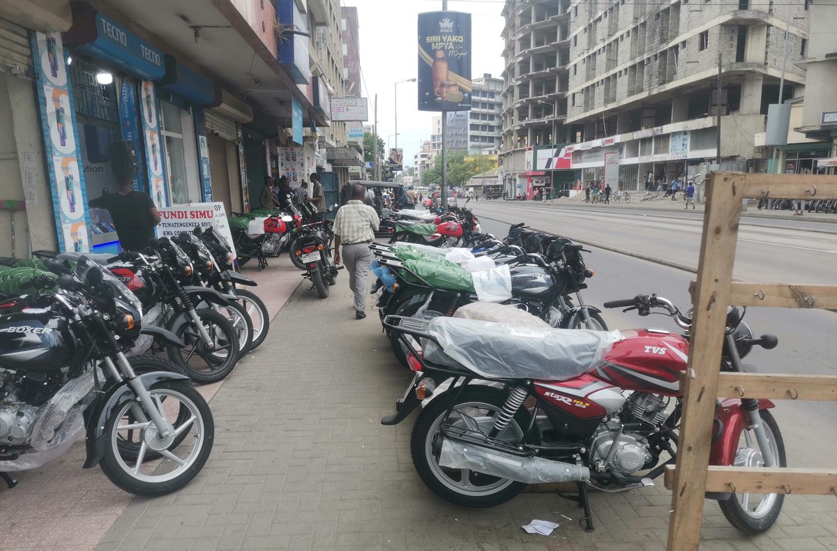 JrMalcolm88's tweet image. Unafanikiwa kuwaondoa machinga maeneo yasiyo rasmi, then wakubwa wanaweka pikipiki maeneo yale ya wapita njia🤷‍♂️

Hii nchi ni ngumu sana🙌