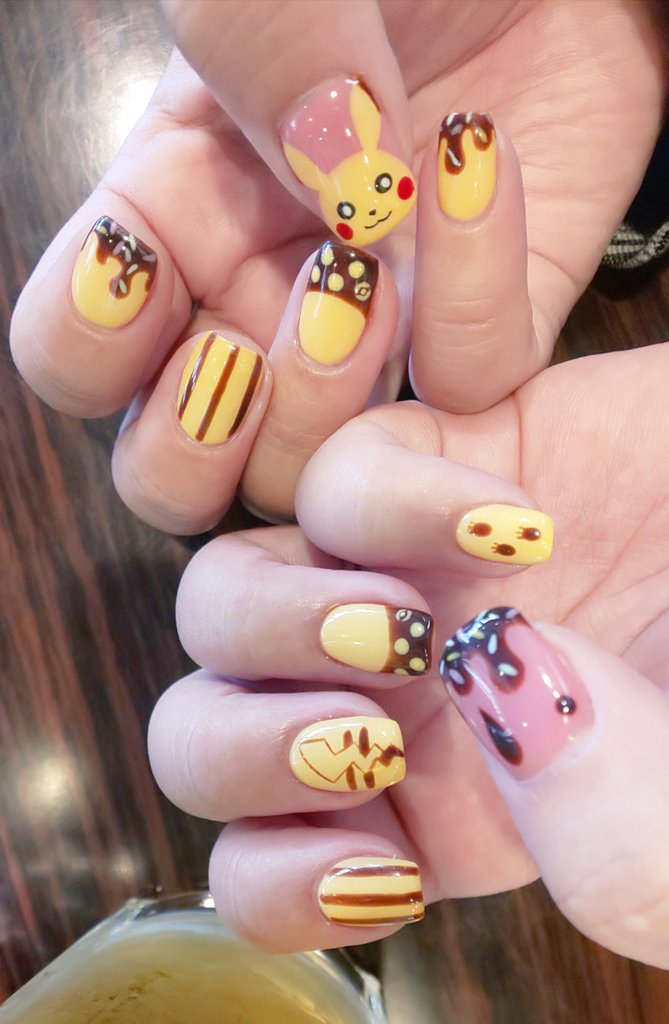 Y09160117's tweet photo. ネイルが過去イチかわいい〜🐥
ピカチュウプリンネイル💡⚡
早い安いキレイおいしそう🍮🍮
剥がしちゃうのもったいないなぁ
伸びなければいいのになぁ〜
#キャラネイル
#ピカチュウネイル
#ポケモンネイル
#ジェルネイル
#アートネイル
#freenail
#おいしそう
#次はクリスマス仕様だね〜 https://t.co/6Fx6HiGIJo