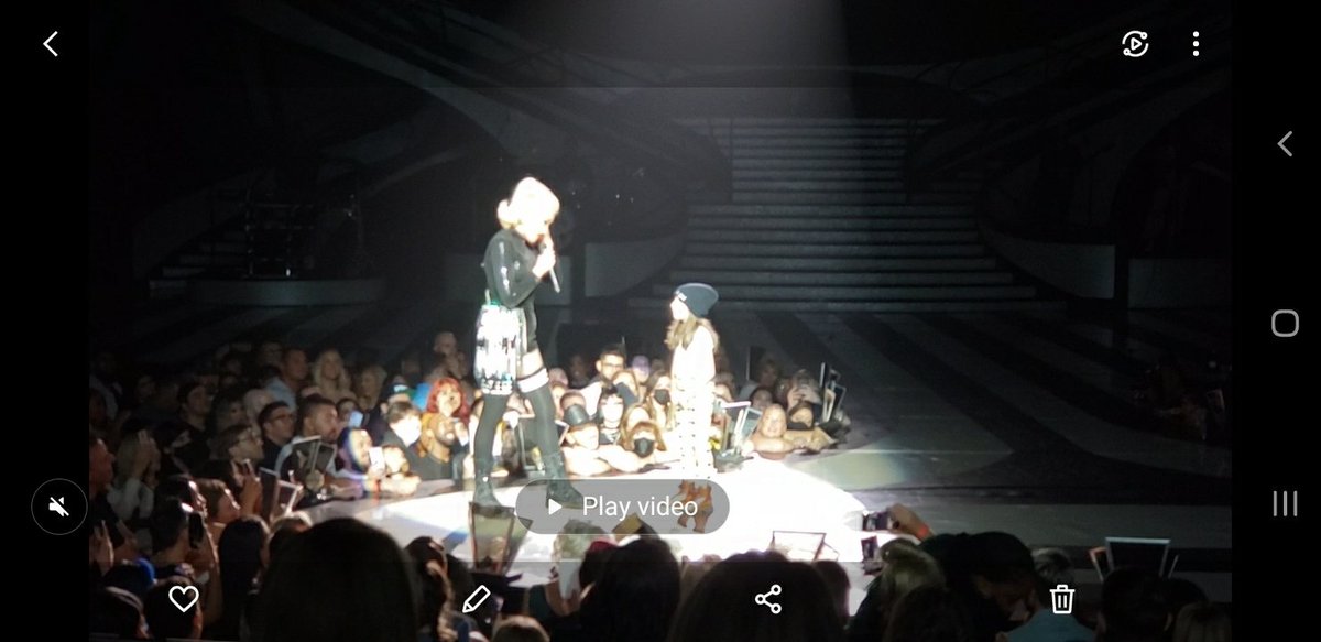 AndersonCarilyn's tweet photo. @gwenstefani tell this mama I have her video. #justagirlvegas #lasvegas show 55 #gwenstephani https://t.co/cz0xZvQsCz