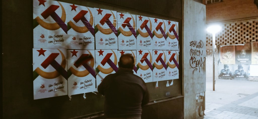 pcrm_es's tweet photo. 💯 Continua la pegada de carteles en la Región con motivo del #CentenarioPCE. Ayer salieron los camaradas de @MurciaPce .

#Cumplimos100
📸 Seguimos‼️ https://t.co/pMewklBrS0