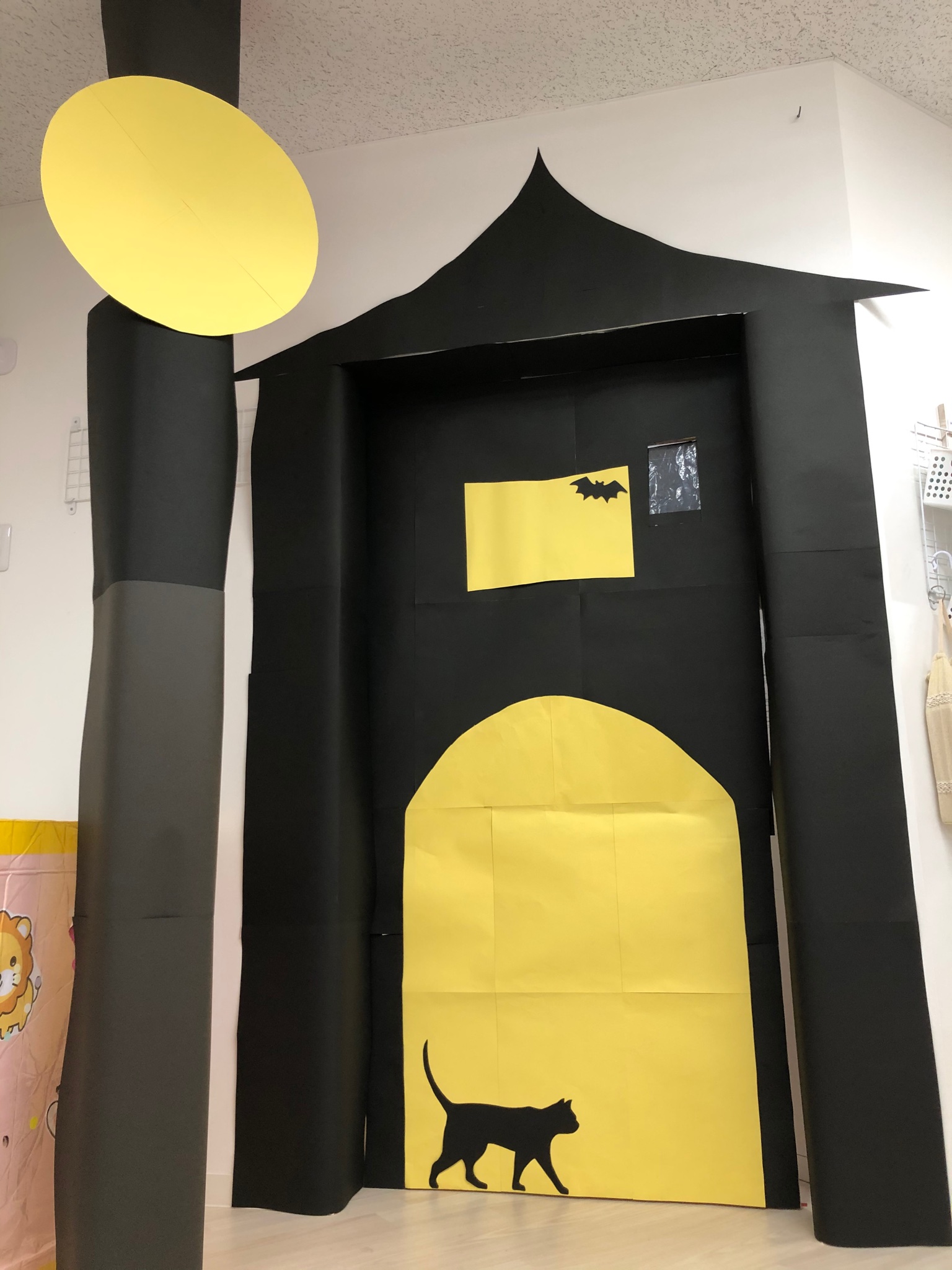 デイジー小規模保育園 加賀 先日は保育園でハロウィン パーティーをしました 先生のお部屋が魔女の館へと大変身 扉をノックすると 魔女が登場 トリックオアトリート の掛け声とみんなでダンスをして無事に魔女からお菓子を貰えました