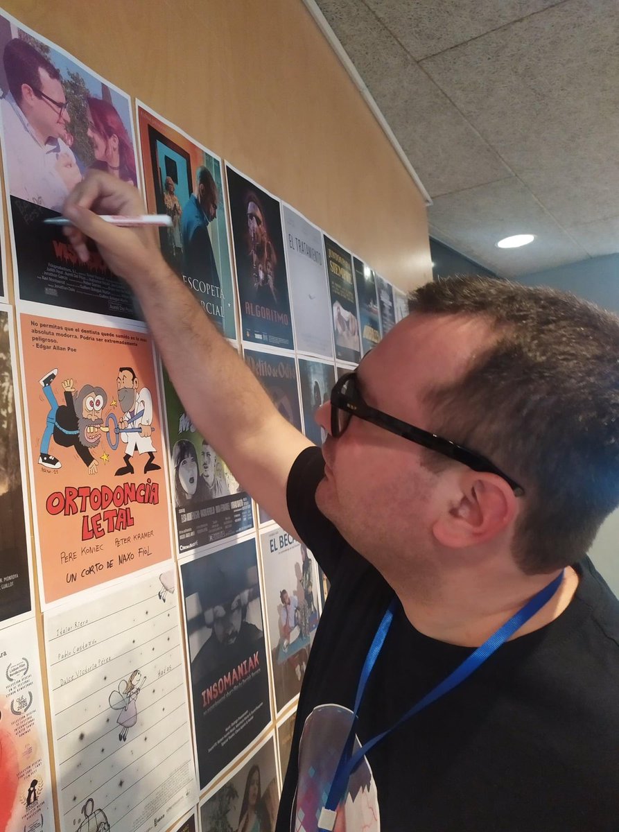 Aureli_DelPozo's tweet photo. Una de las cosas más bonitas que tiene el @BaiDeFest es la exposición de carteles de los cortos y pelis que se proyectan. Aquí tenéis a un servidor haciéndose el interesante firmando AMOR VISCERAL 😊🎬 #baidefest #roses #amorvisceral #corto #baidefest2021 https://t.co/6jTMr8ar9b