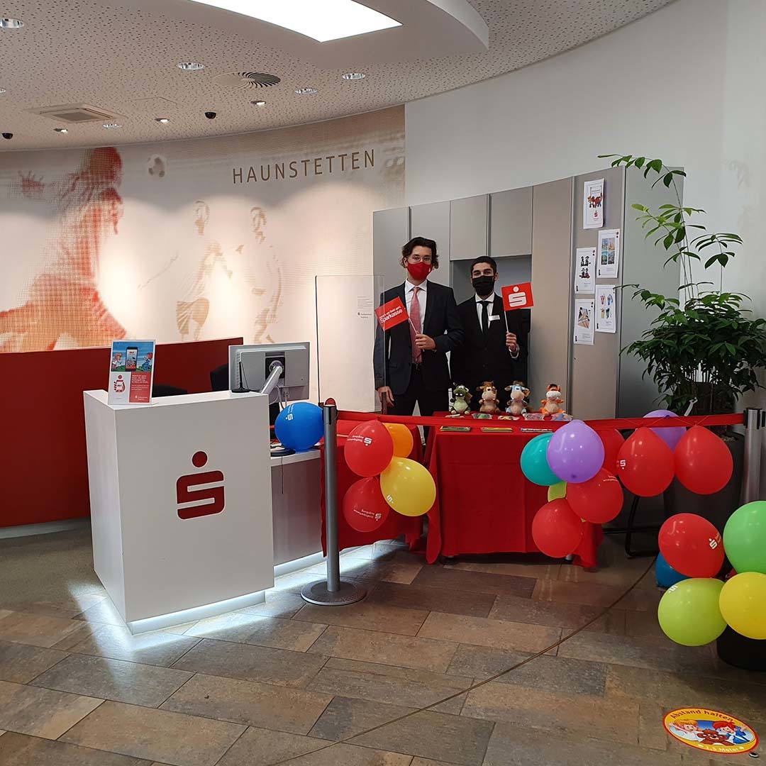 SSK_Augsburg's tweet photo. Auch in Haunstetten: Vom 29. Oktober bis 15. Dezember sind #Kindersparwochen !
Junge Kundinnen und Kunden erwartet wie jedes Jahr ein kleines Geschenk, wenn Sie ihre Spardosen zum Leeren vorbeibringen. Besondere Aktionen gibt's zudem für #KNAX -Club-Kinder. Einfach vorbeikommen! https://t.co/2bKGB39mwX