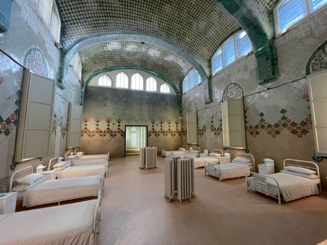MHMedicinaCat's tweet image. 🛏️🤒 Avui us mostren una recreació de la disposició de la sala de malalts al pavelló de Sant Rafael, tal com estaven al voltant de 1930, dins del recinte modernista de Sant Pau (@santpaubcn @HospitalSantPau)