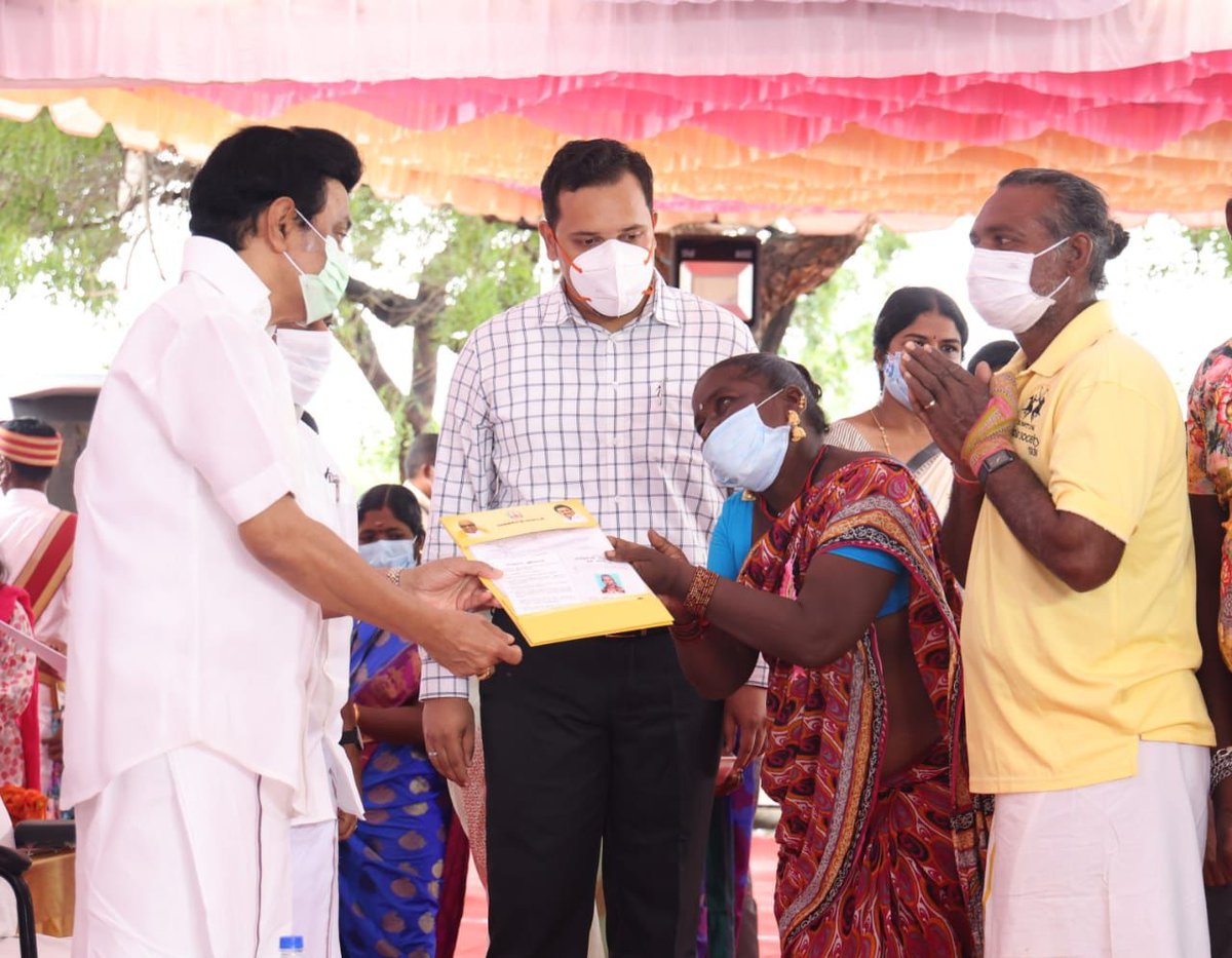 CMOTamilnadu's tweet photo. செங்கல்பட்டு மாவட்டம், திருக்கழுக்குன்றம் வட்டம், பூஞ்சேரியில் வசிக்கும் நரிக்குறவர் மற்றும் இருளர் இனத்தைச் சேர்ந்த 282 நபர்களுக்கு ரூ. 4.53 கோடி மதிப்பீட்டிலான அரசு நலத்திட்ட உதவிகளை மாண்புமிகு முதலமைச்சர் @mkstalin அவர்கள் வழங்கினார். https://t.co/NErZsxVKsO